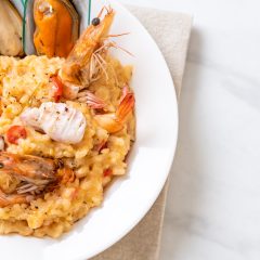 Detalle de arroz caldoso con bogavante en restaurante de arroces en Alicante
